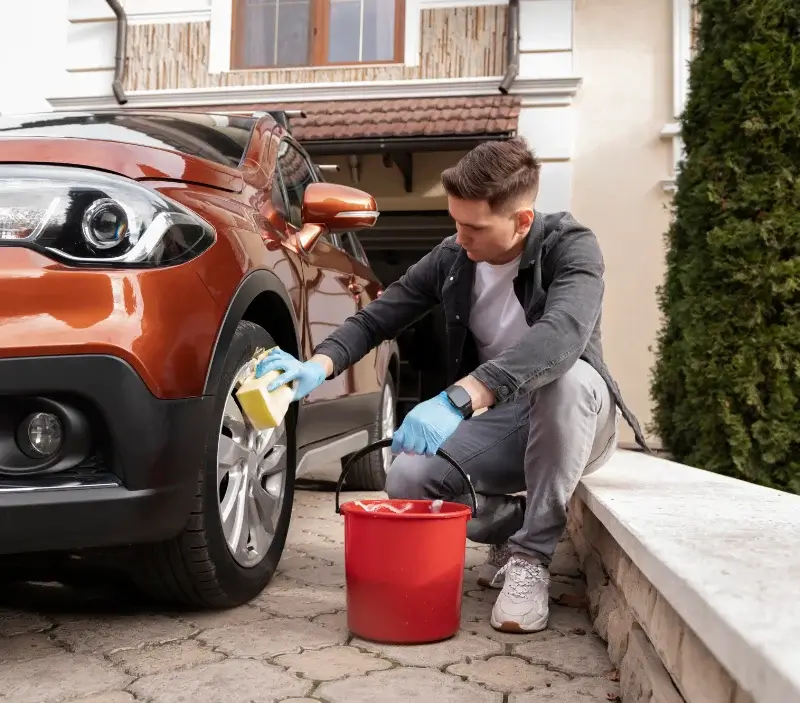 Lavage auto à domicile Sérézin-du-Rhône : professionnel intervenant sur un véhicule